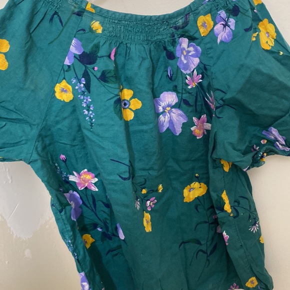 Old navy dark green flutter sleeve floral top - Picture 2 of 3